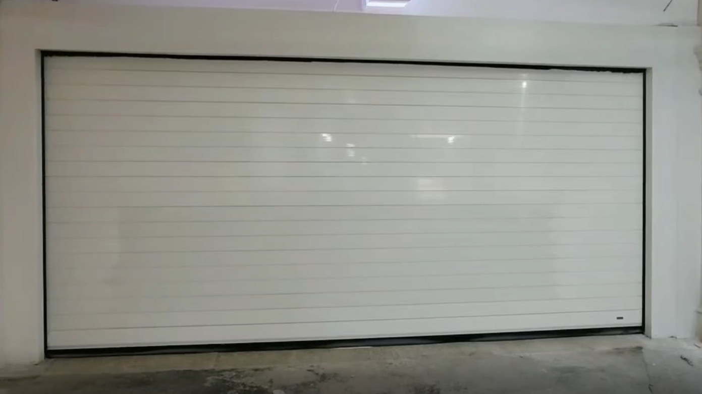 白色別墅車庫快速門外裝安裝效果-BSM智能快
